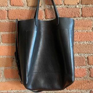Madewell medium leather transport tote. Only used twice. Still has tags on.